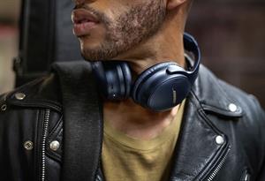 eBookReader Bose Quietcomfort 45 Midnatsblå lytte musik
